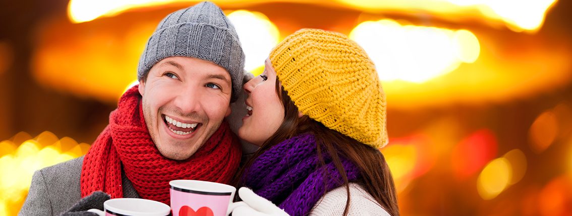 Romantisches Paar mit Mütze im Winter - Headerimage